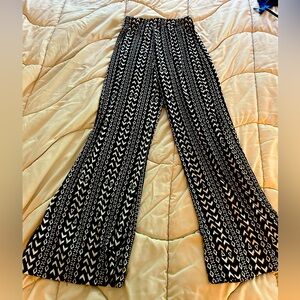 Pattern high waist pants. Stretchy
